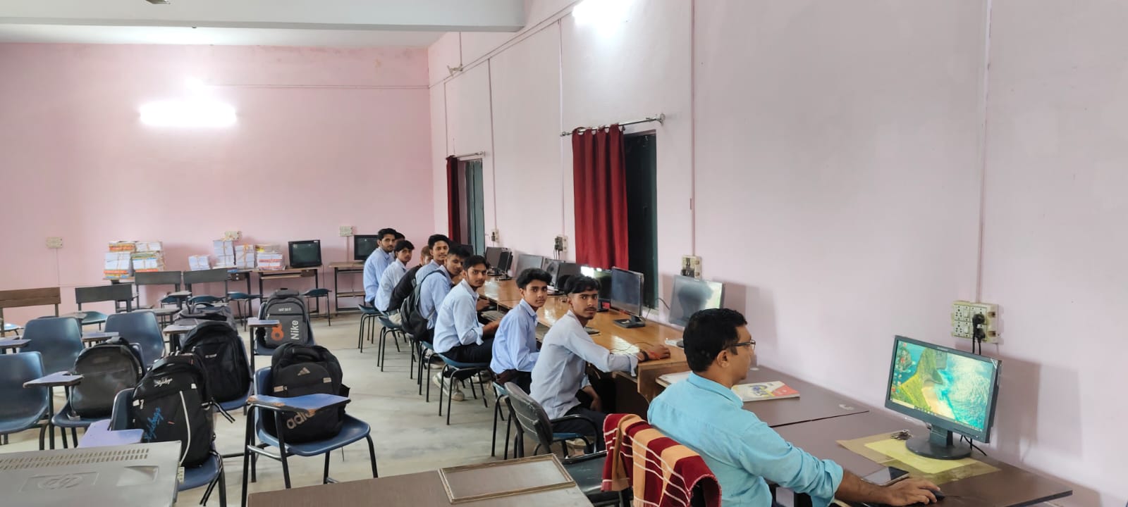 Practical class &mdash; trainees at the computers
